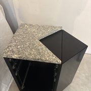 Grand bureau bois laqué et granite 1980