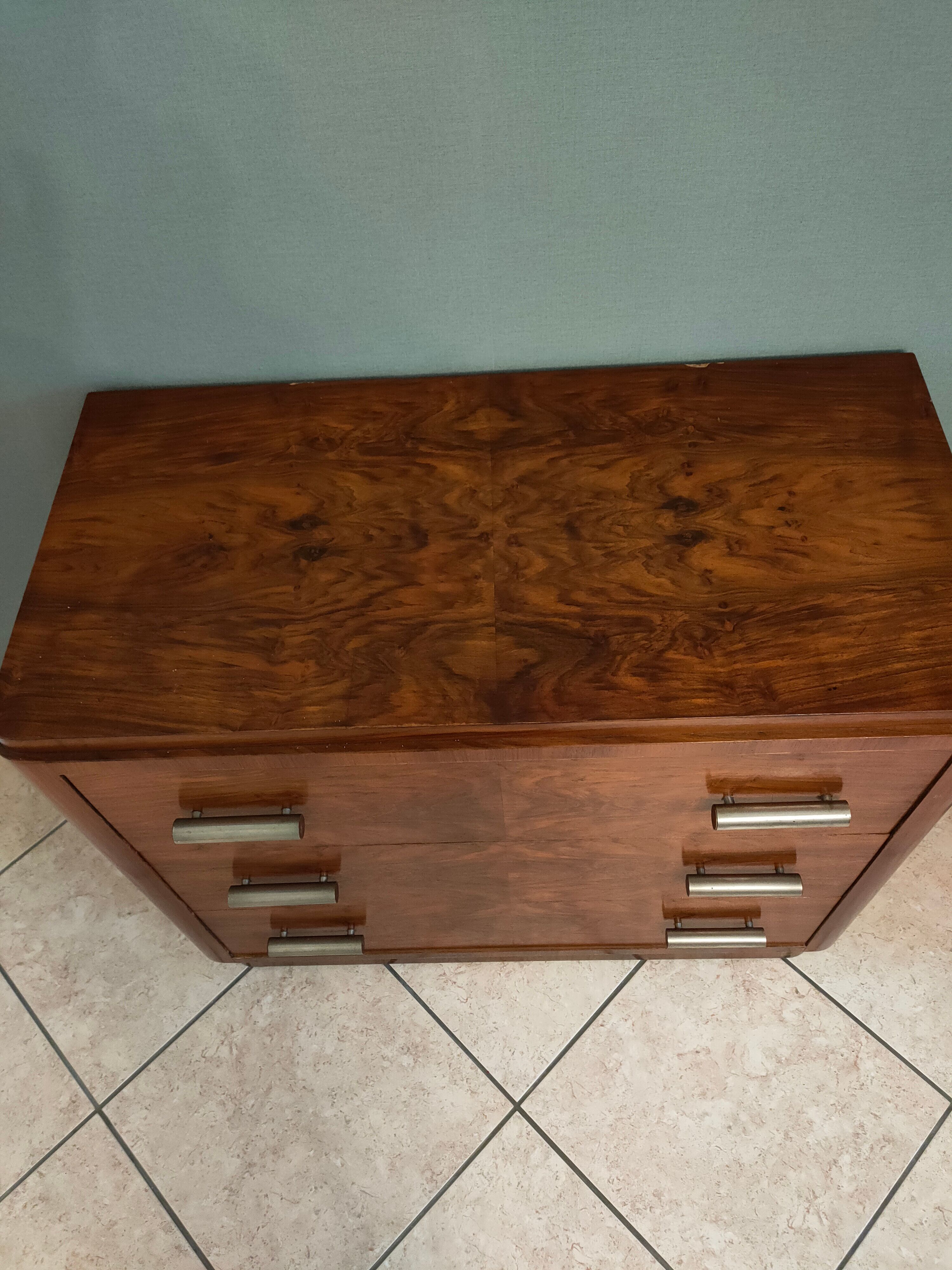 Commode art deco en noyer et ronce de noyer