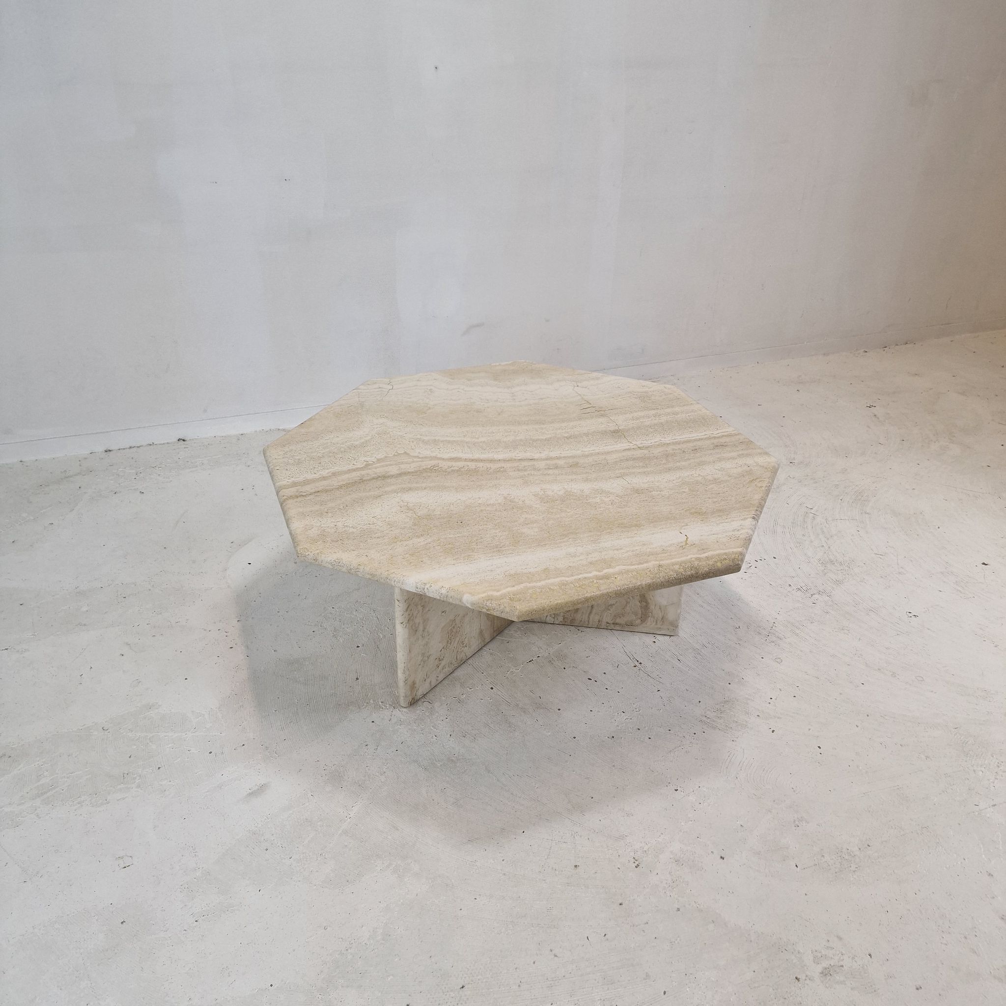 Table basse octogonale italienne en travertin, années 1980.