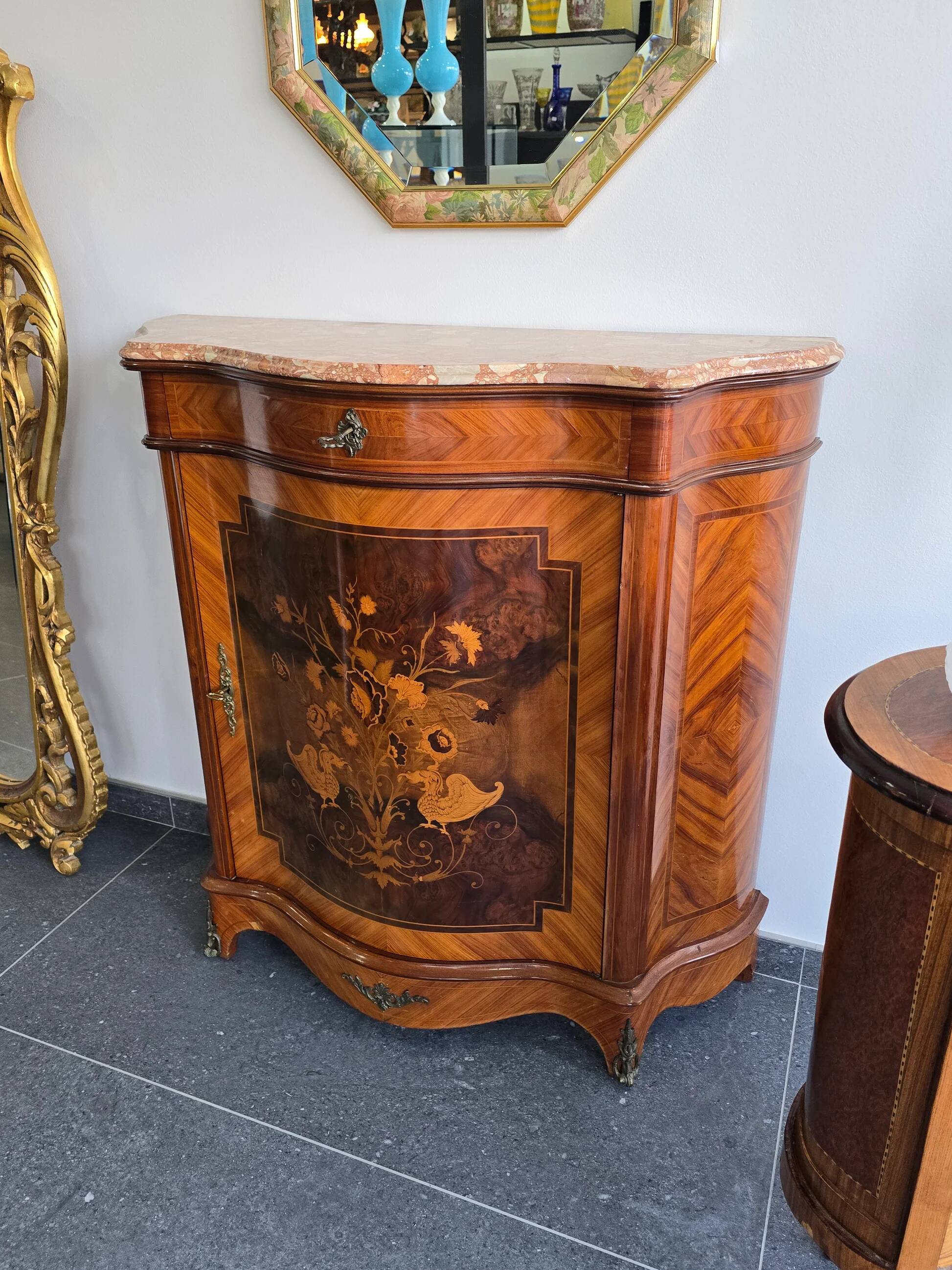 Curved support furniture in floral marquetry – Louis XV style, marble top, late 19th century.
