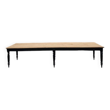 Large community table
