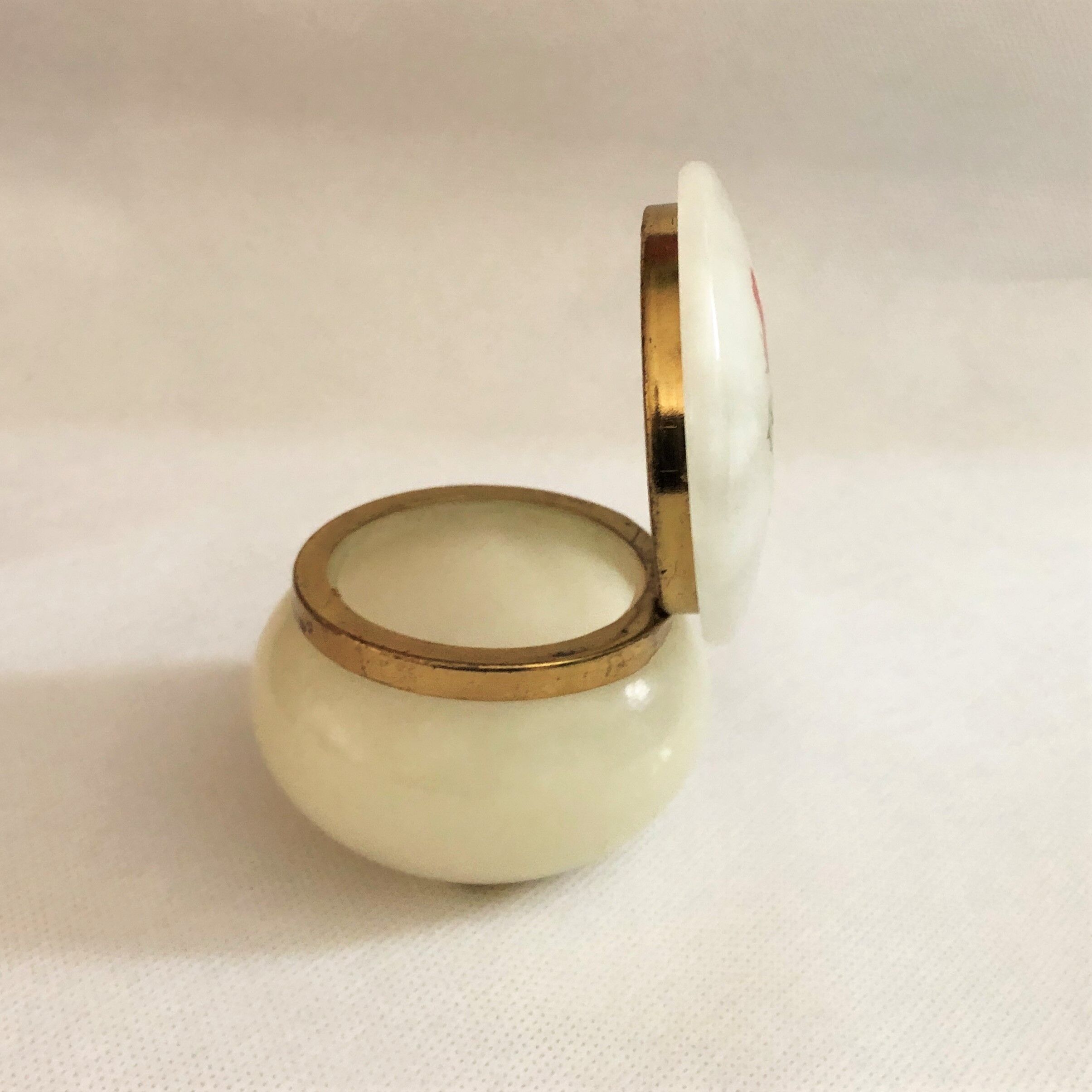 Artisanal alabaster boître white Spain