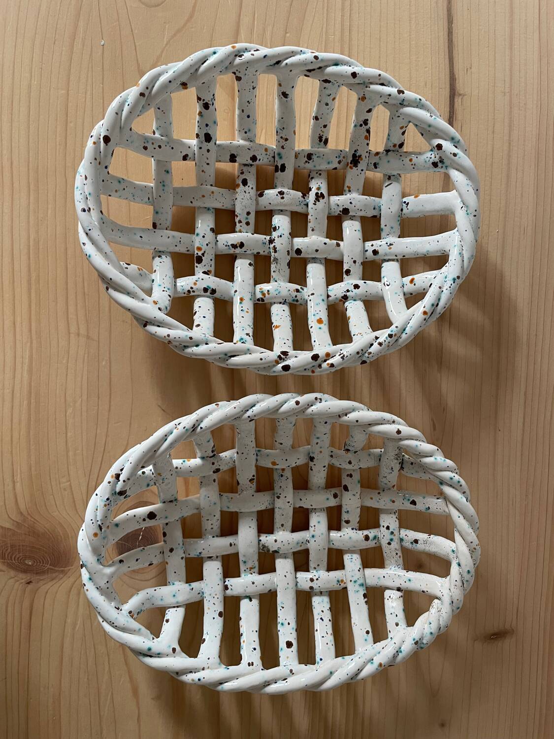 Set of 2 woven ceramic baskets