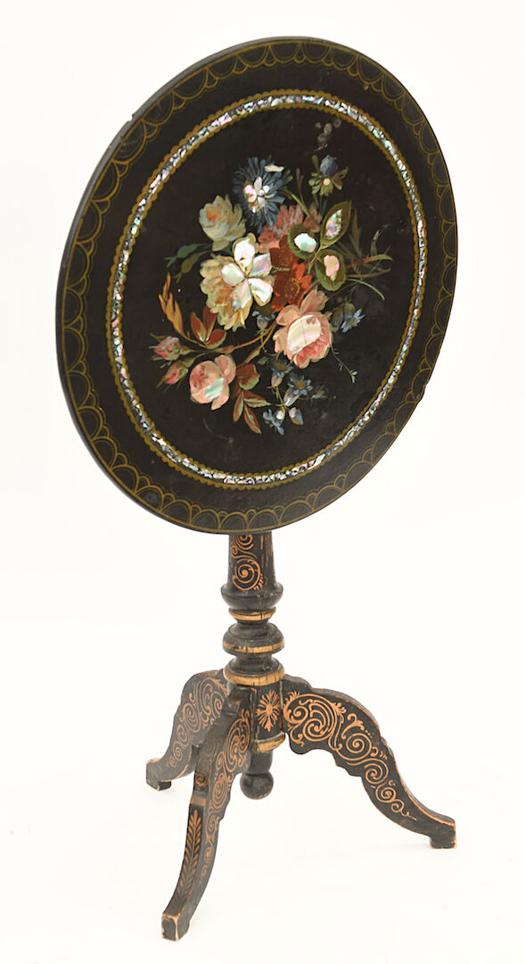 Healer with a tilting tray with painted decoration