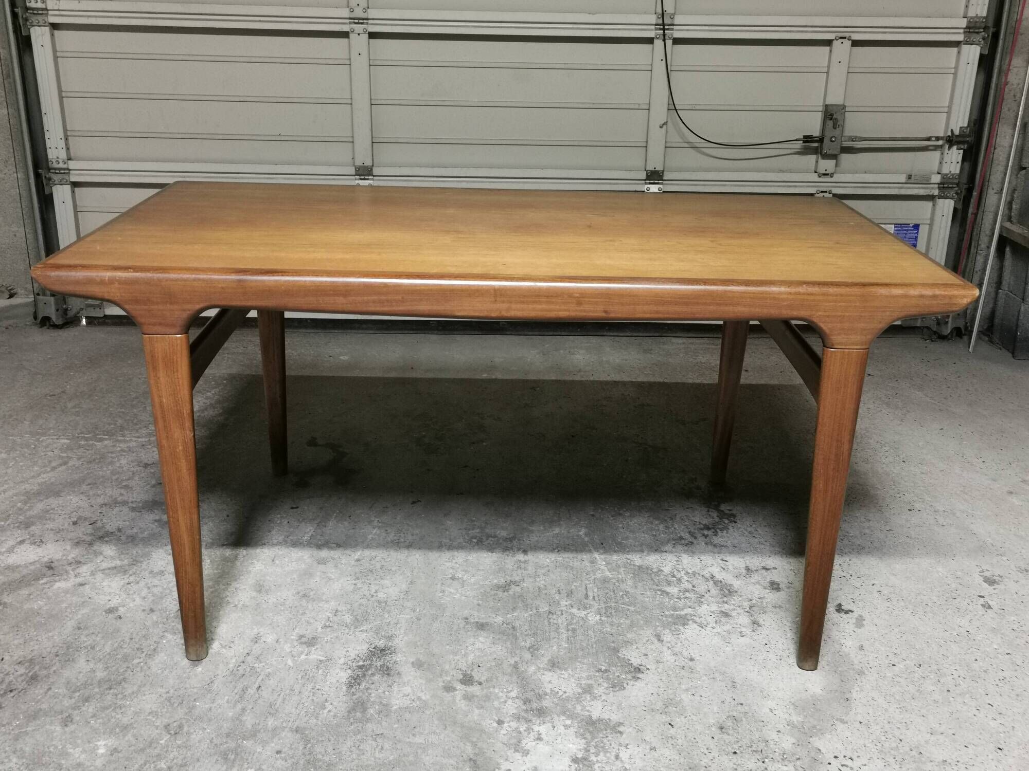 Vintage Scandinavian design table in Teak asymmetric extension by Johannes Andersen 1960