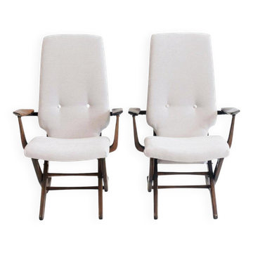 Paire de fauteuils de relaxation en bois verni, tapissés de tissu léger