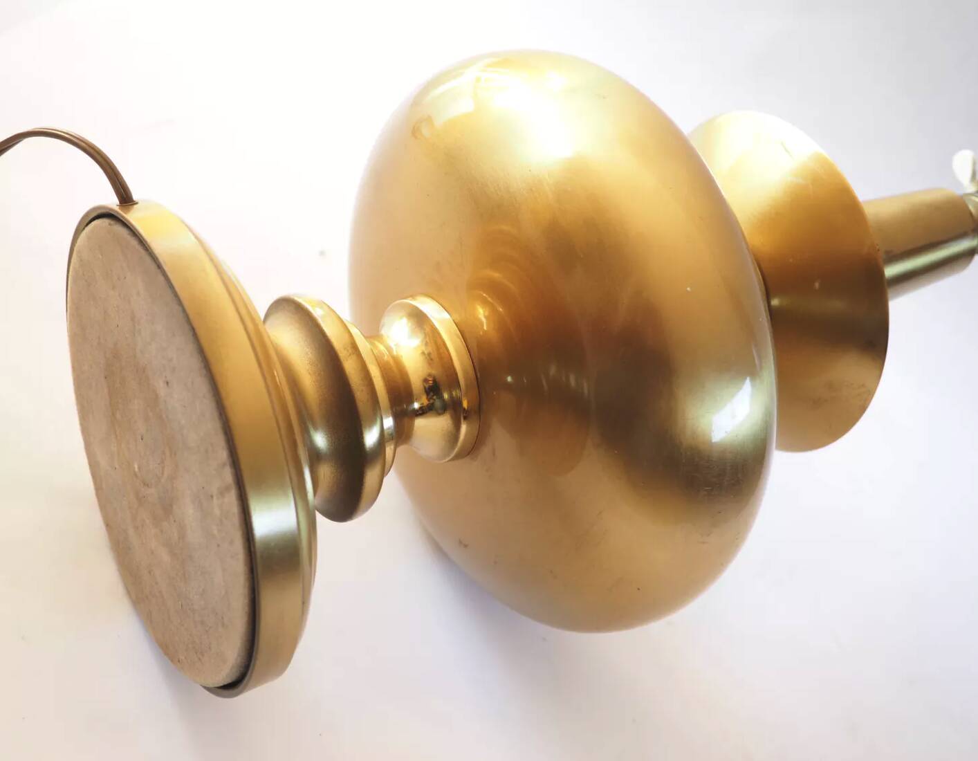 Grnade lampe pied doré