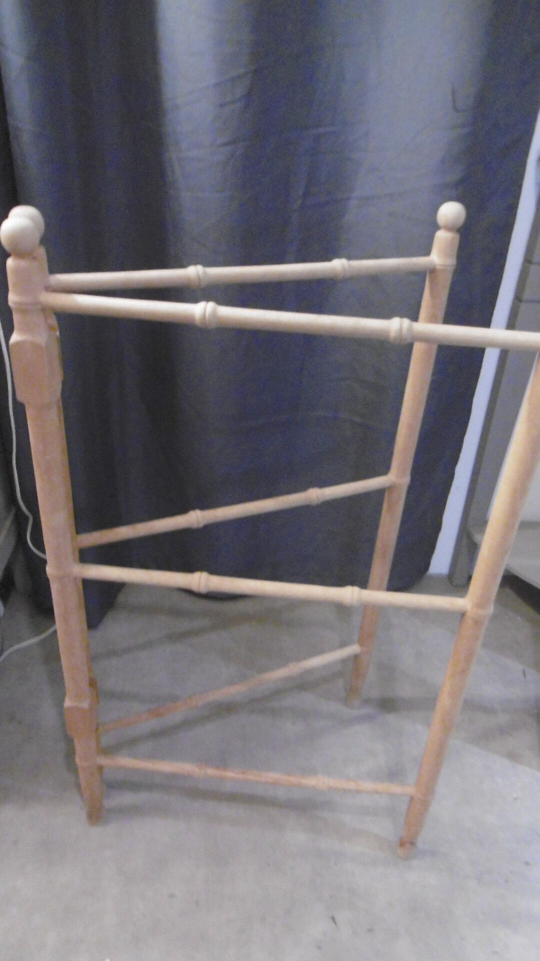 Old towel rack in natural wood XXeme