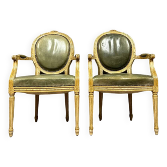 Paire de Fauteuils Cabriolets Louis XVI à dossiers médaillon en bois cérusé époque XIXeme