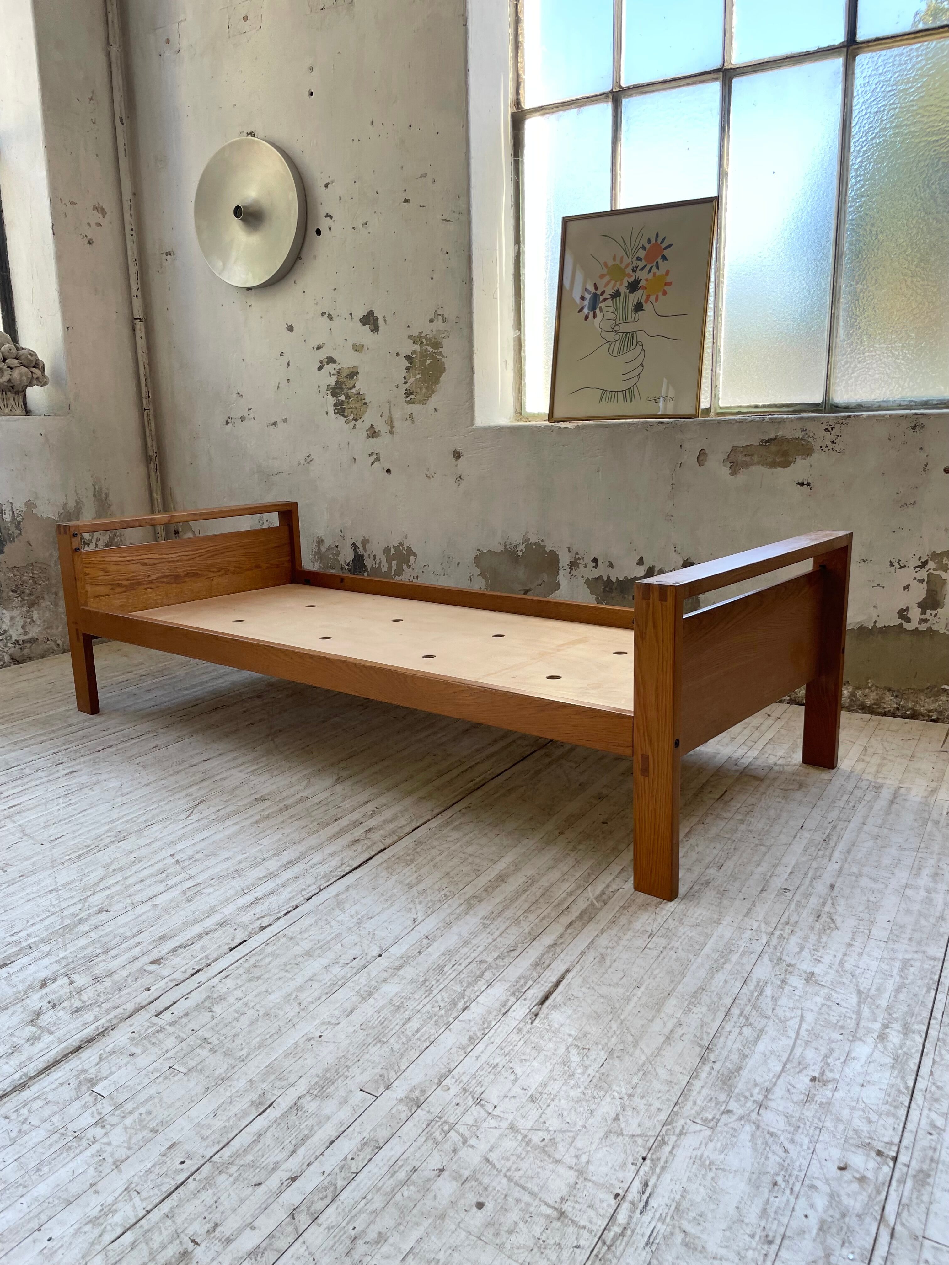 Daybed bed L06A in solid elm Chapo