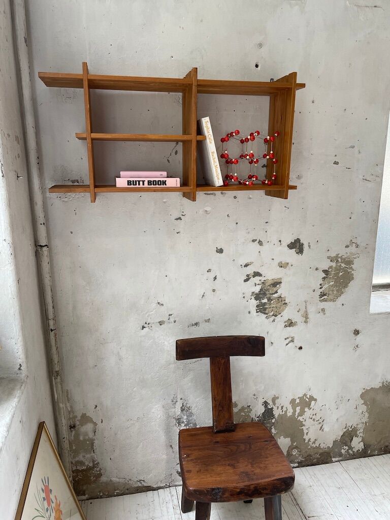 Wall mount pin "regain"