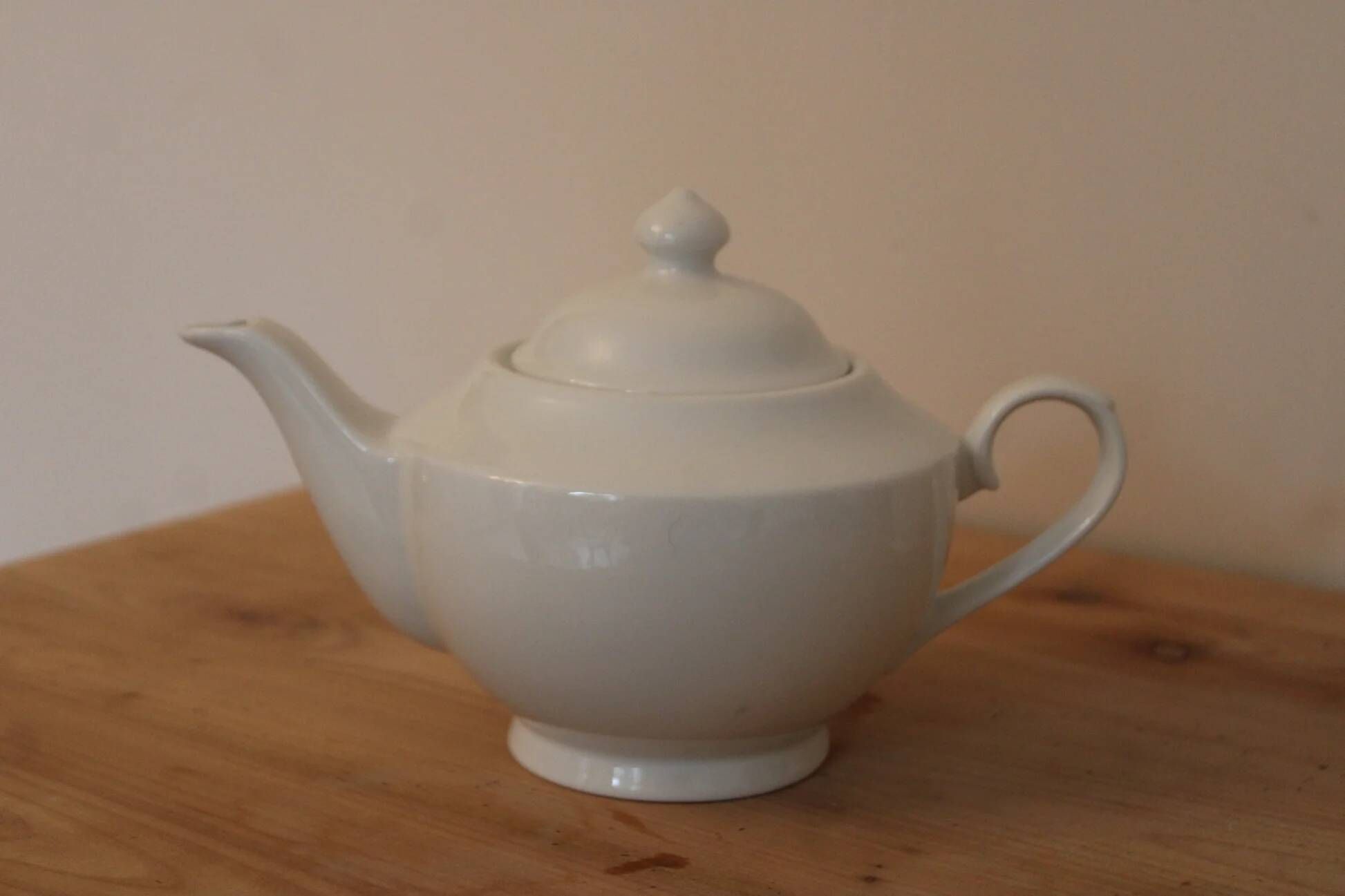 White ceramic teapot with glaze – Round shape and matching lid