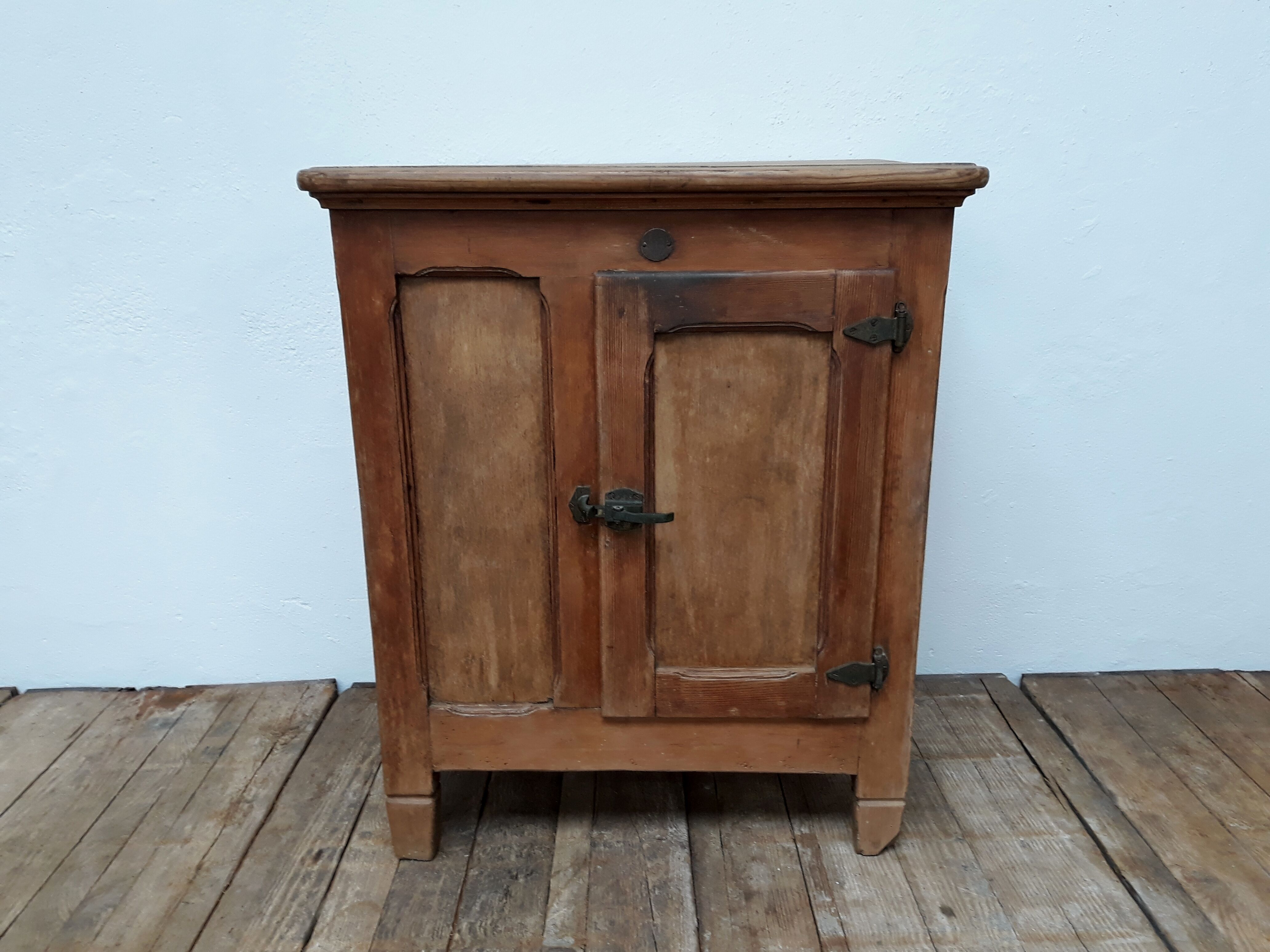 Cabinet cooler drink vintage