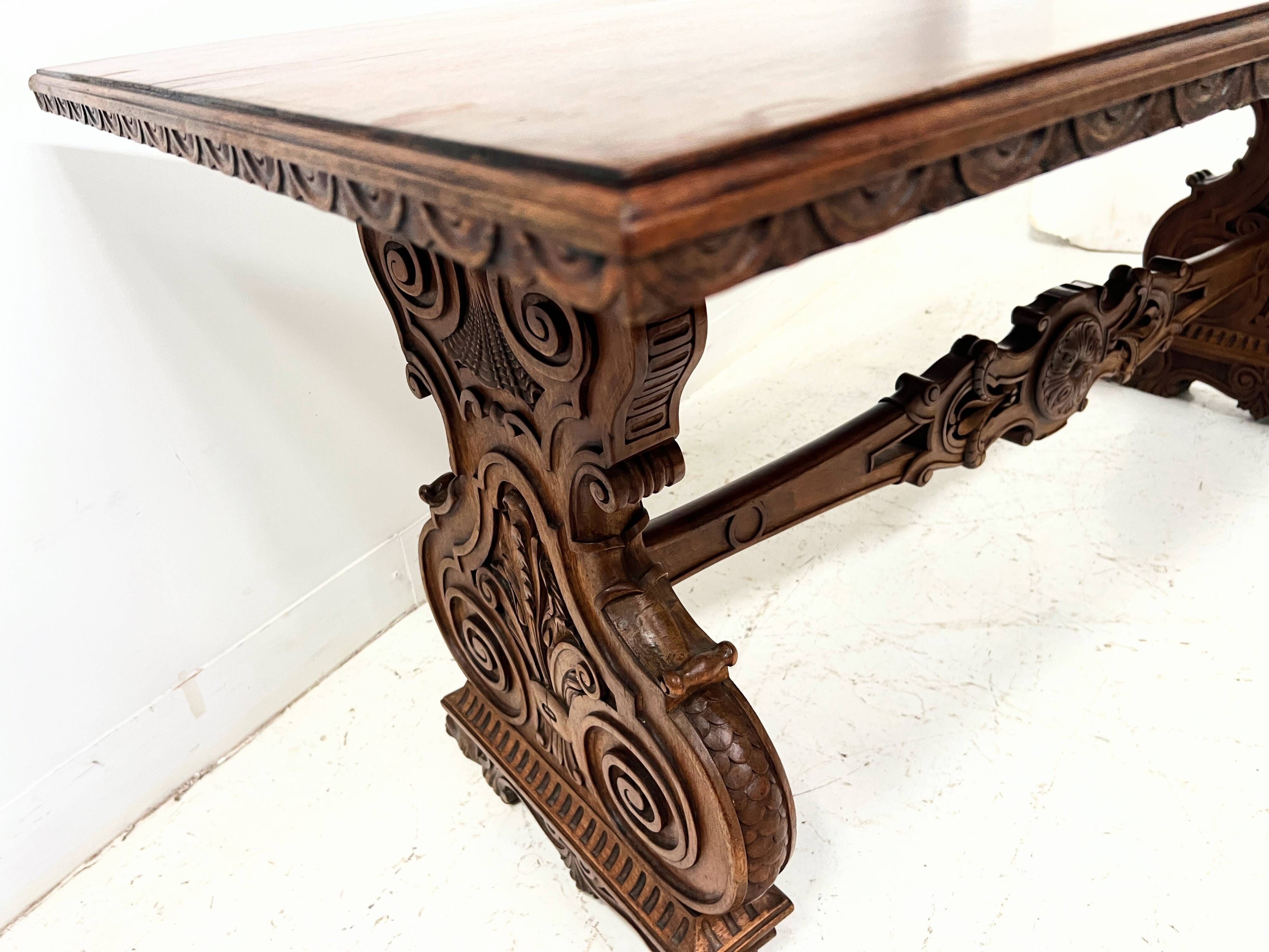 Table a manger de style Renaissance en bois massif sculpté XX siècle