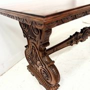 Table a manger de style Renaissance en bois massif sculpté XX siècle
