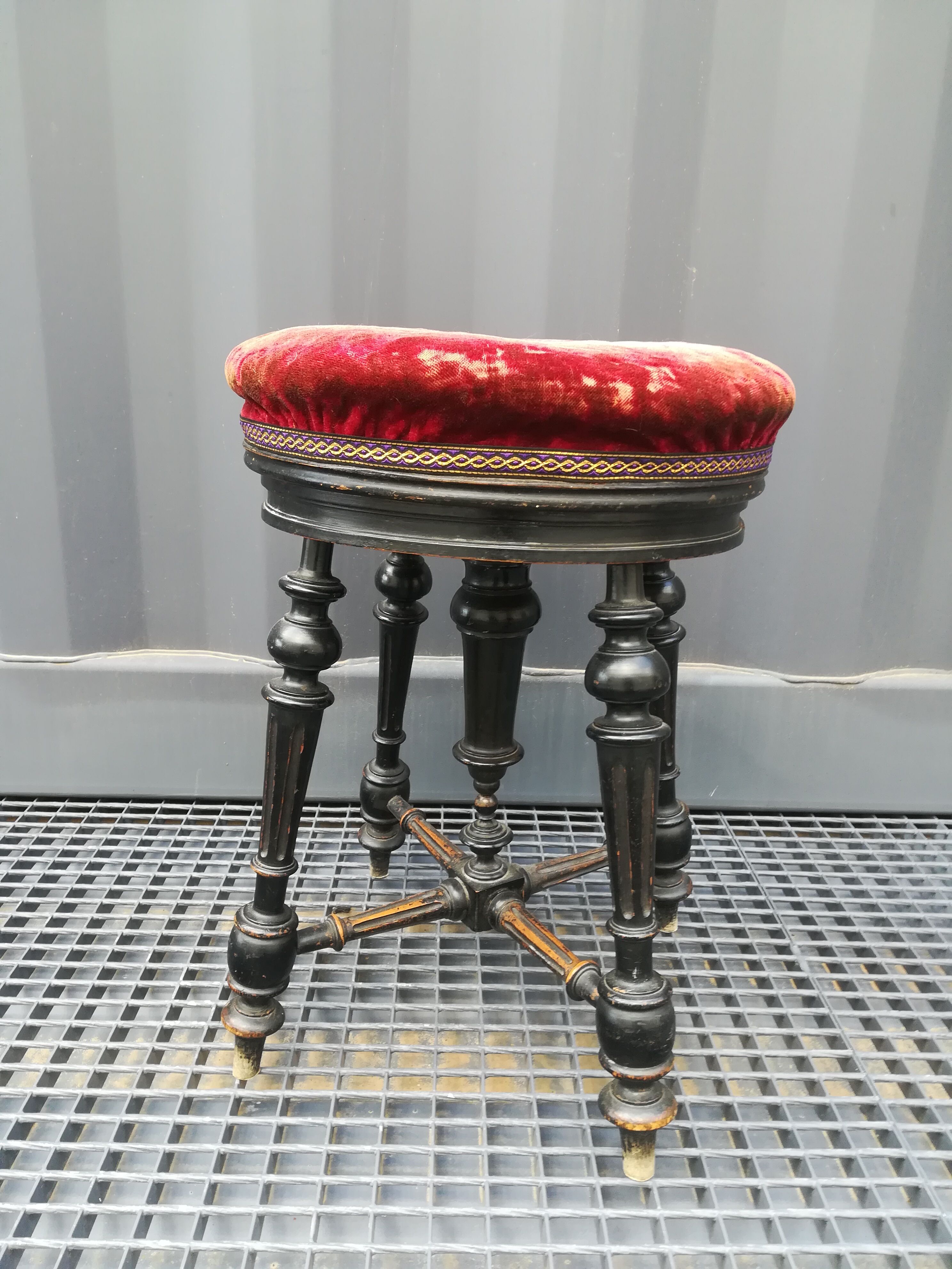 Adjustable piano stool