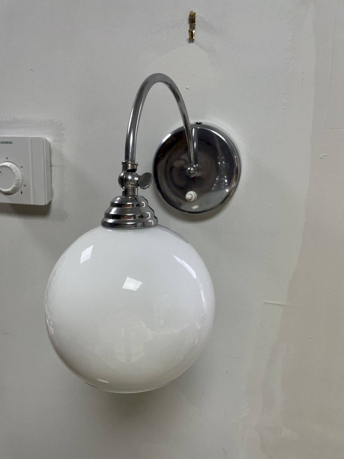 Lampe globe vintage métal chromé et opaline, à poser ou à fixer au mur