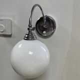 Lampe globe vintage métal chromé et opaline, à poser ou à fixer au mur
