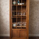 Small Parisian glass-fronted cabinet in oak from the late 19th century – a timeless ally for small spaces.