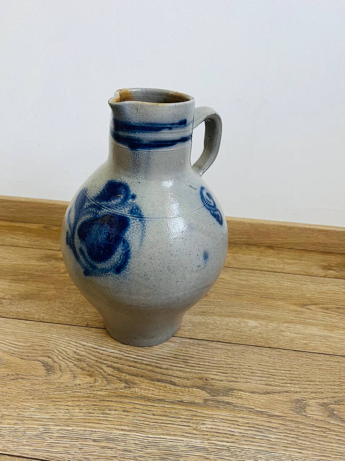 Pichet en grès à motifs