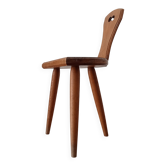 Chaise basse brutaliste tripode en chêne massif années 60