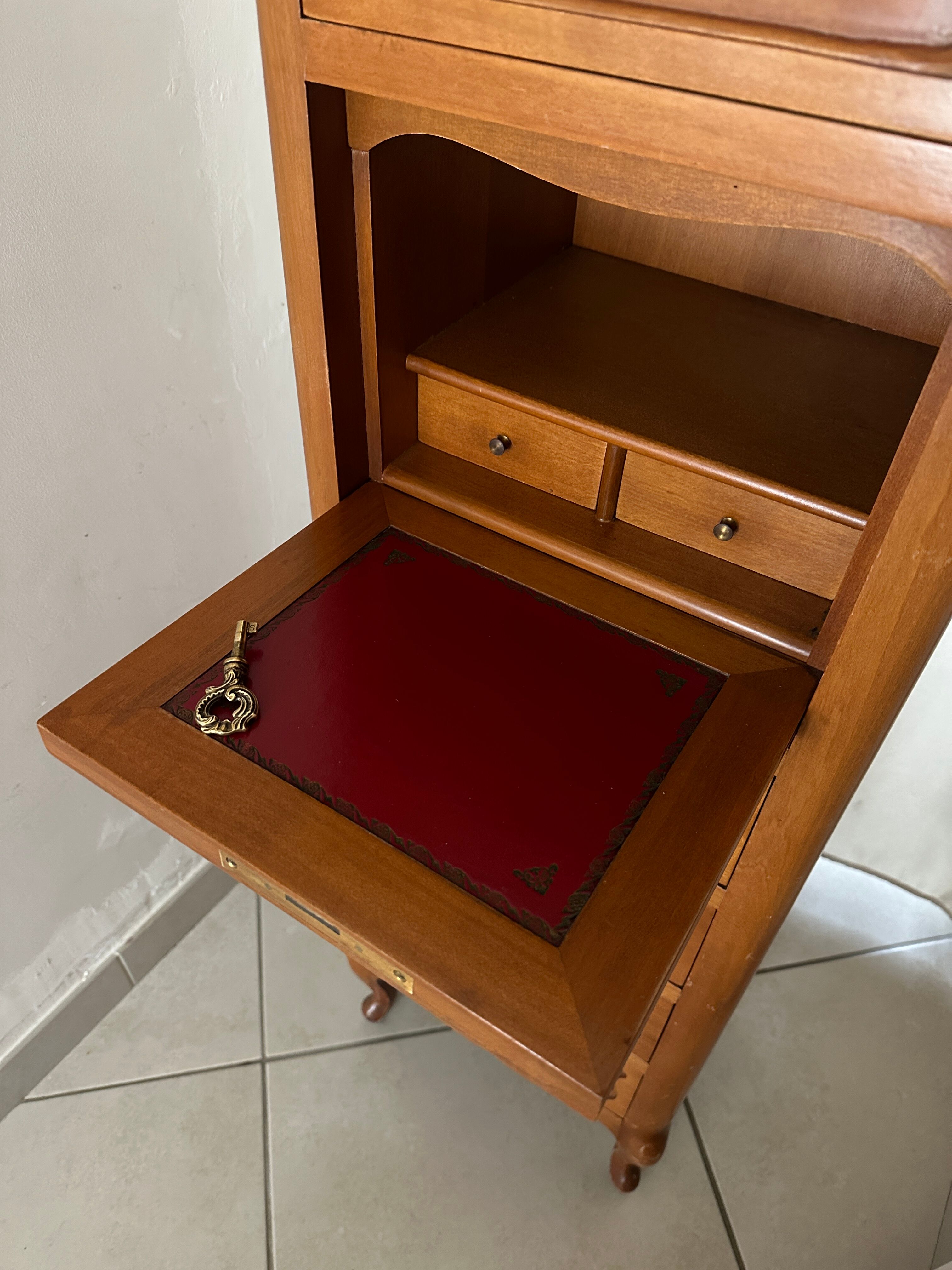 Small cabinet column secretary
