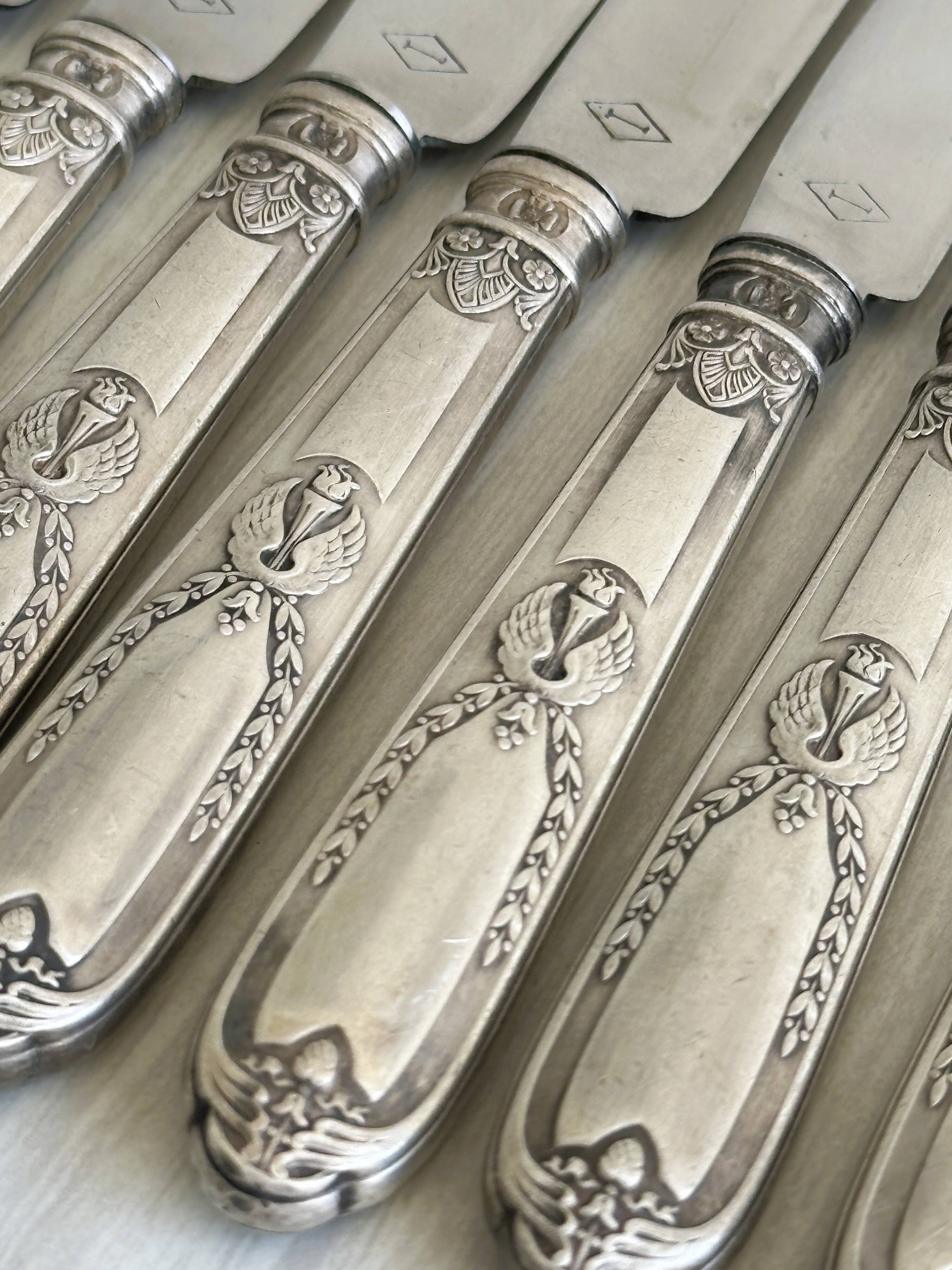 8 silver-plated metal knives, engraved handles with refined details.