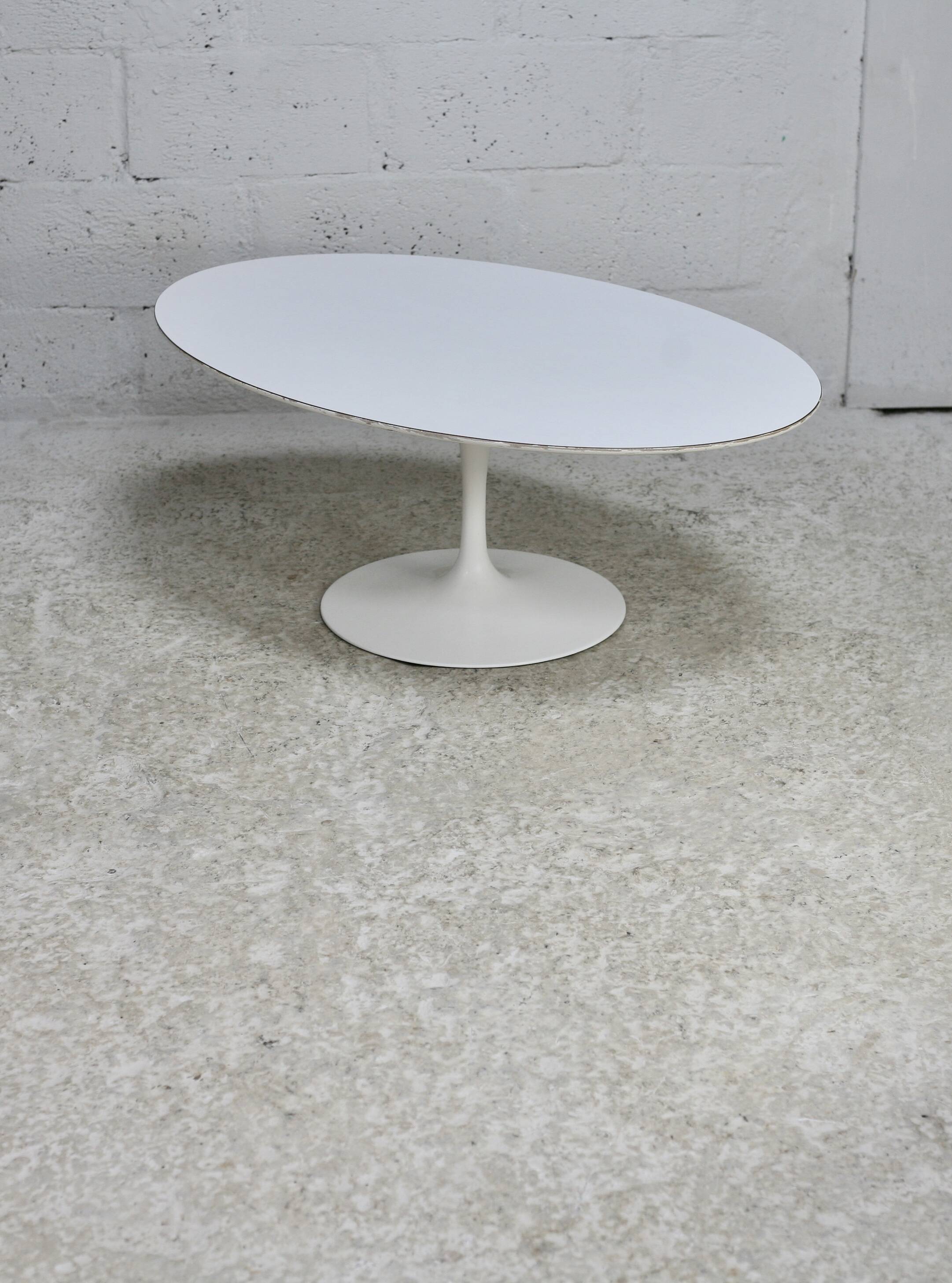Knoll coffee table, Eero Saarinen, "tulip" model, white melamine wood. Signed, USA, circa 1960