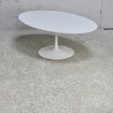 Knoll coffee table, Eero Saarinen, "tulip" model, white melamine wood. Signed, USA, circa 1960