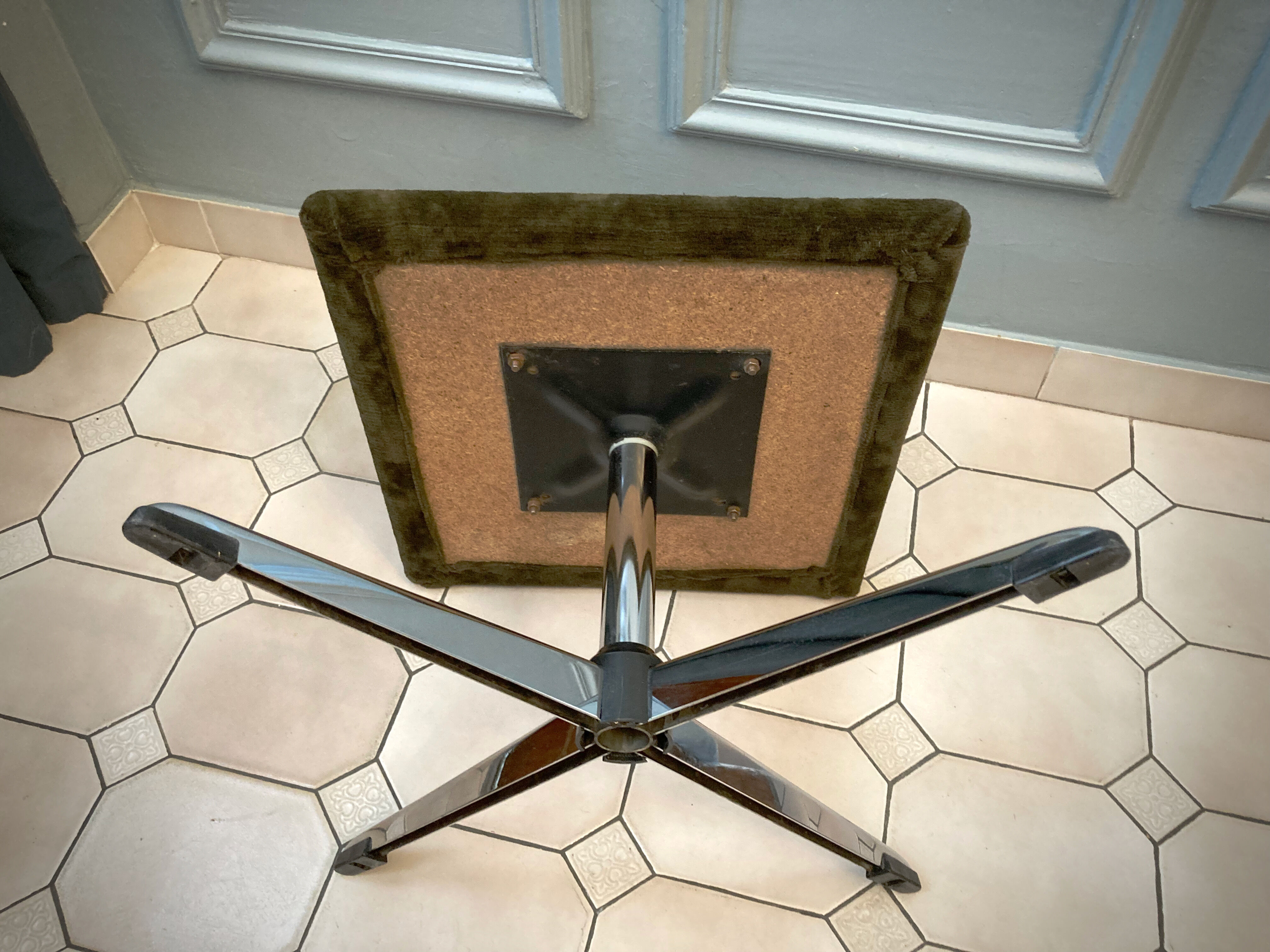 Ottoman vintage chrome and carpet