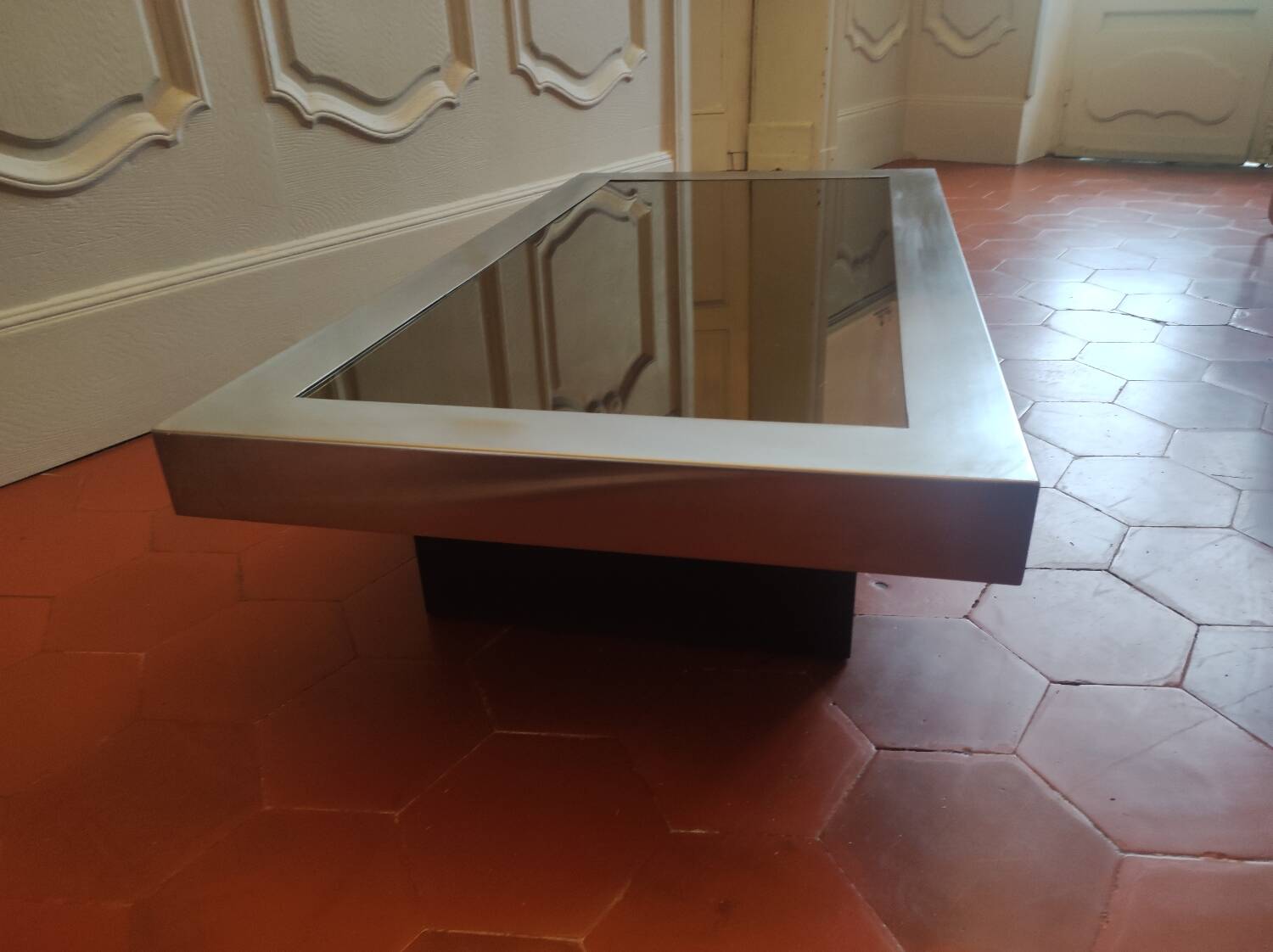 Table basse en aluminium et verre fumé, 1970