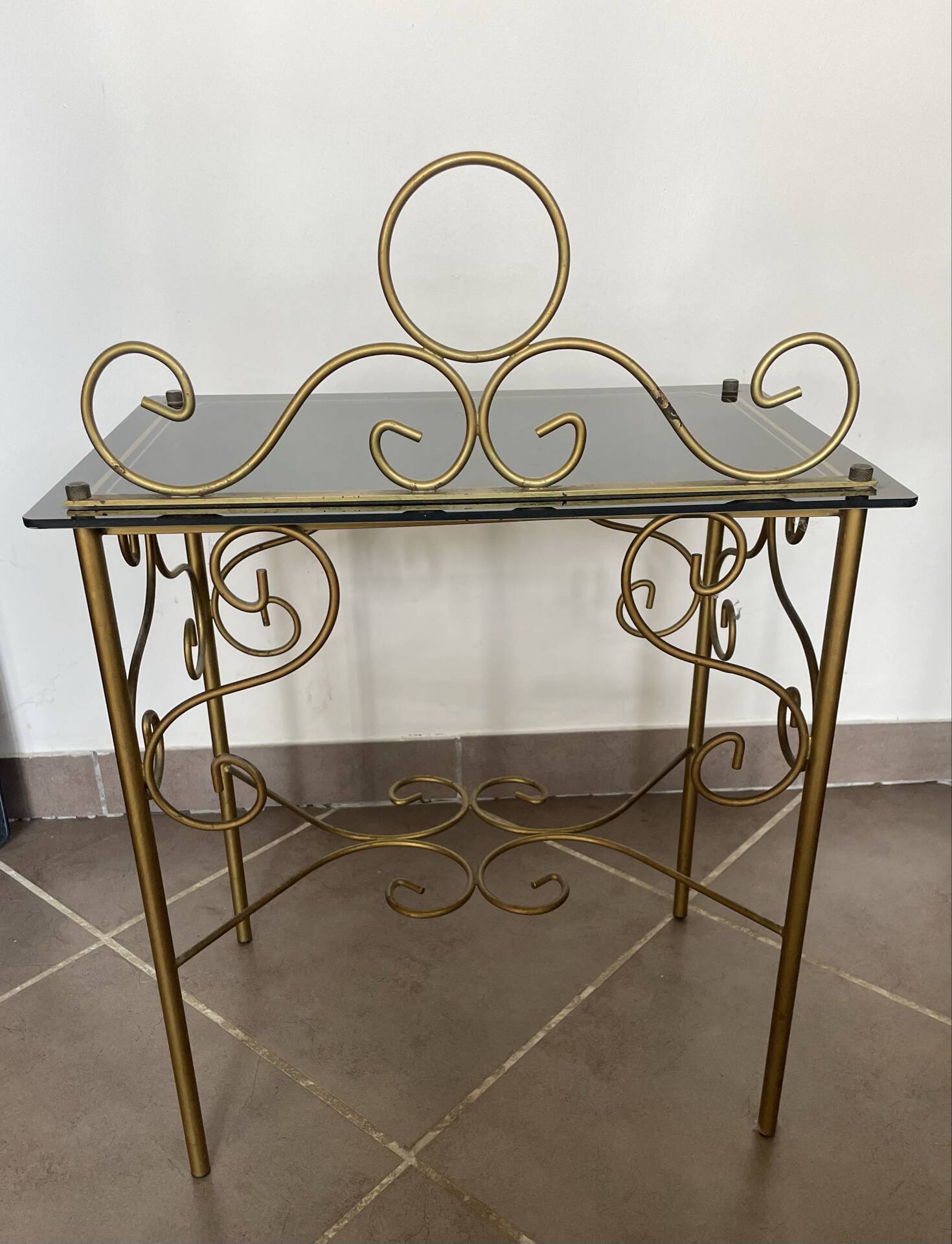 Vintage gilded metal side table, glazed ceramic trays