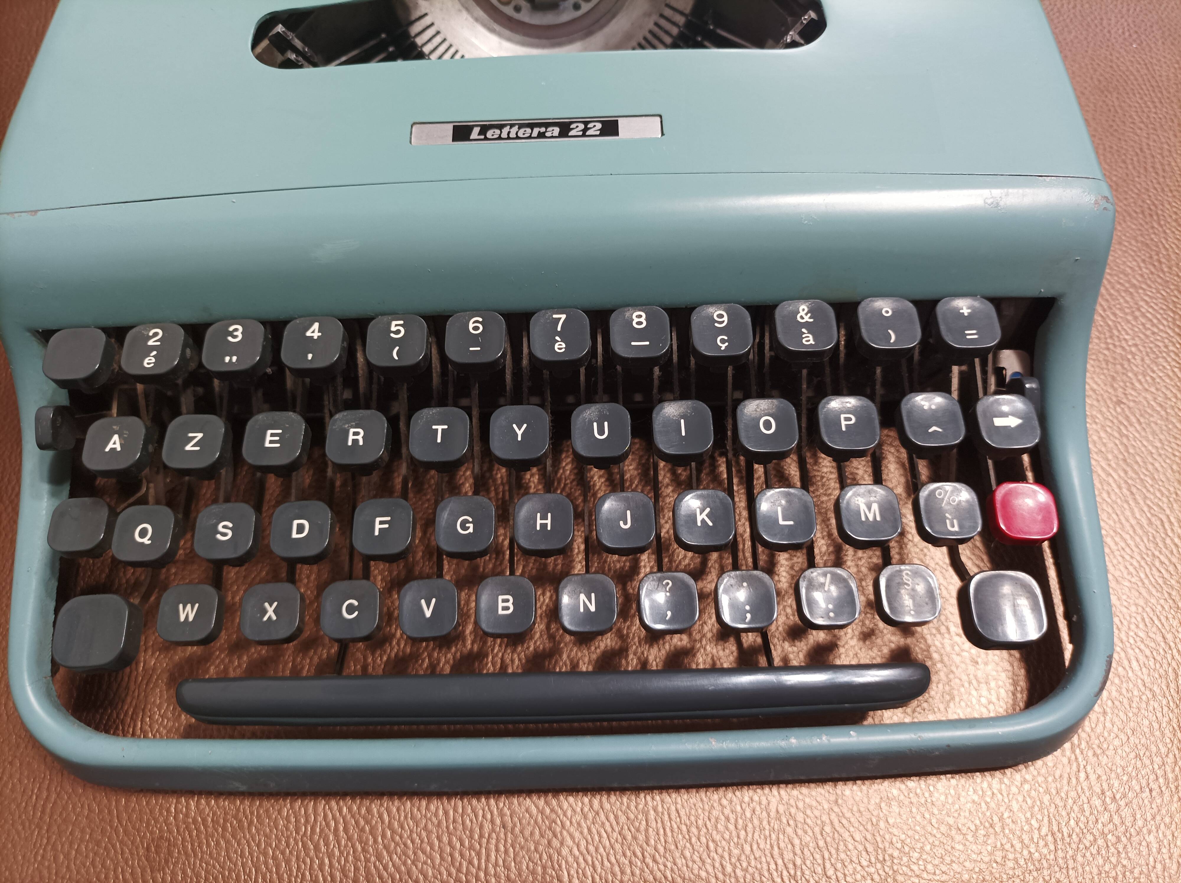 Olivetti lettera 32 typewriter