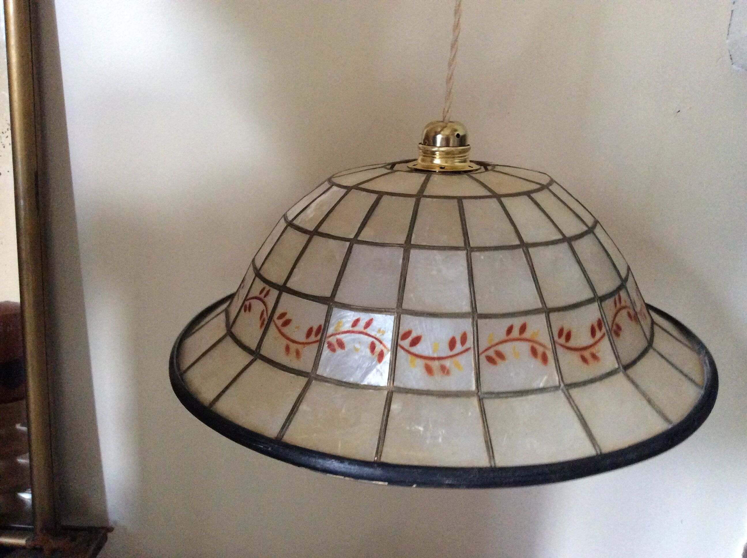 Mother-of-pearl suspension