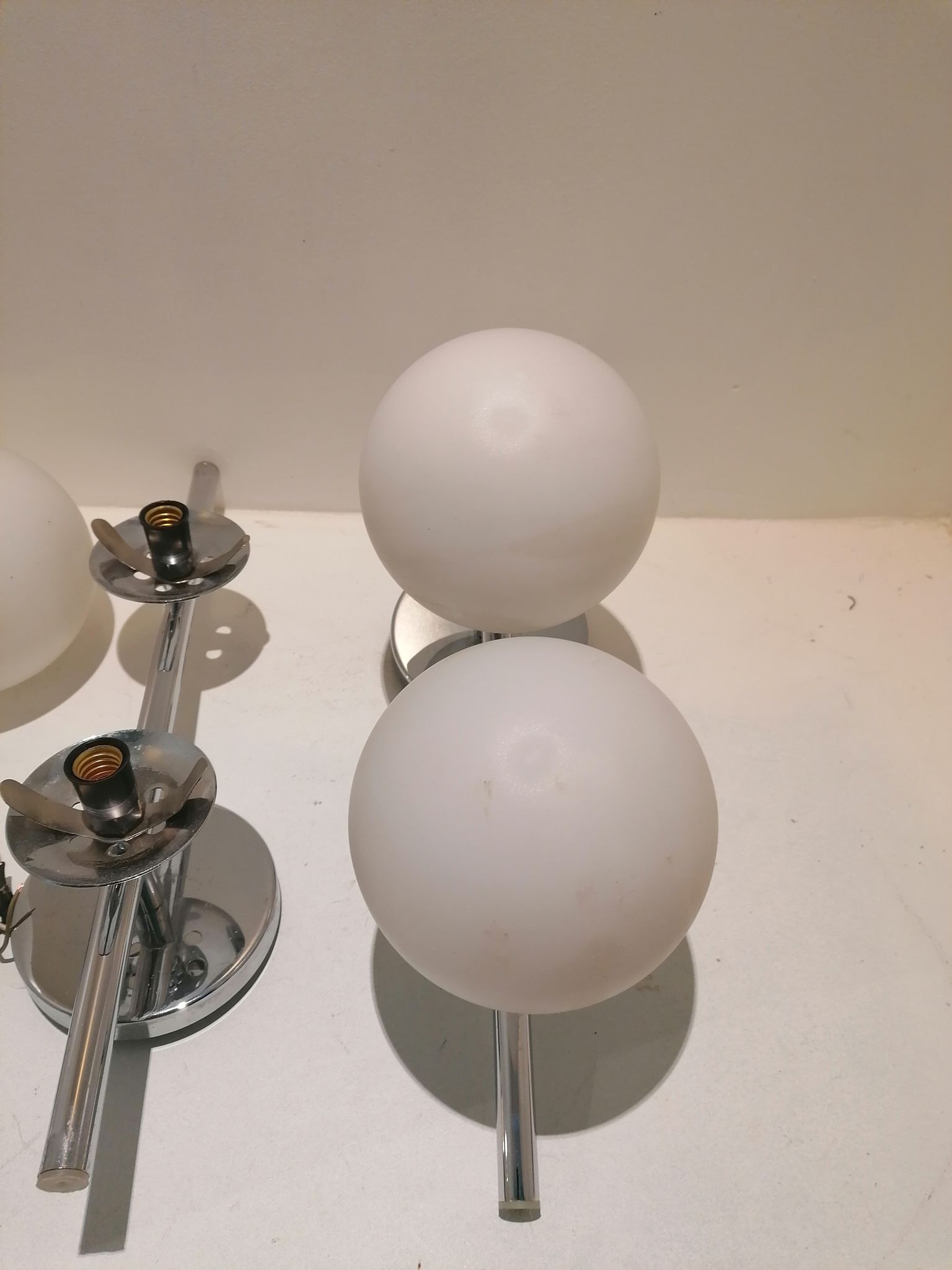 2 appliques double chromée et verre opalin 1960