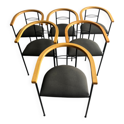 Ensemble de 6 chaises de salle à manger postmodernes — cadre en métal noir, accoudoirs en bois naturel et sièges en tissu gris foncé.