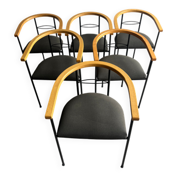 Ensemble de 6 chaises de salle à manger postmodernes — cadre en métal noir, accoudoirs en bois naturel et sièges en tissu gris foncé.