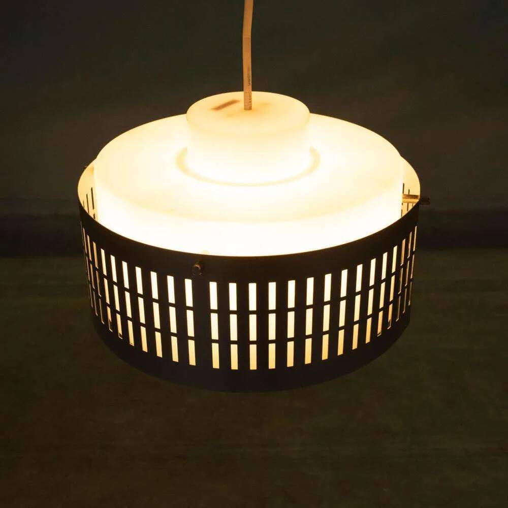 Minimalist 1970s aluminium suspension, mid-century light fixture.