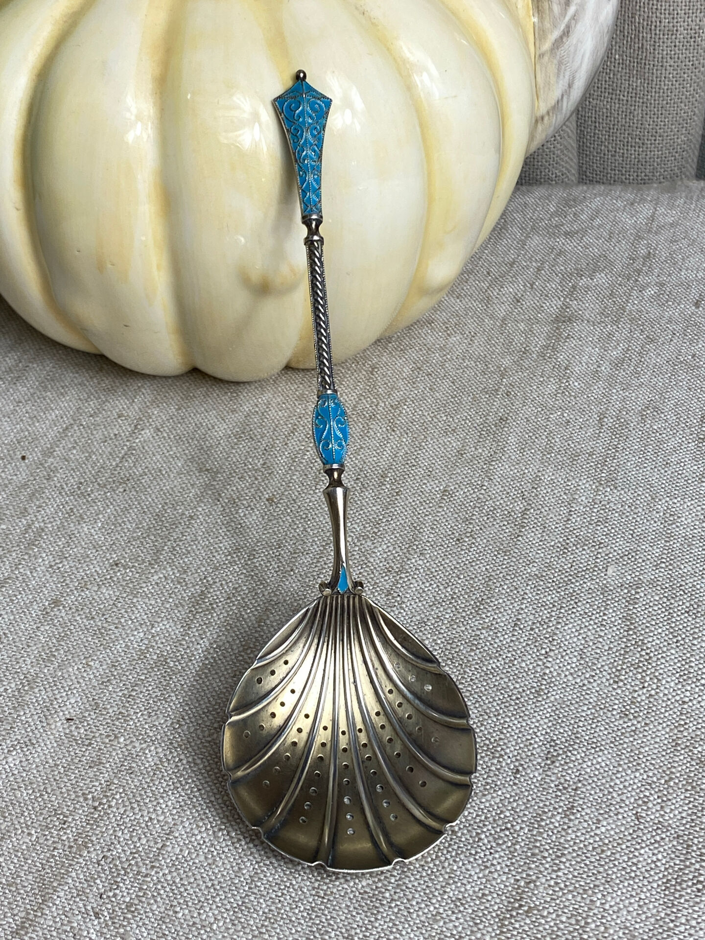 Cuillère à soupoudrer en argent émail cloisonné  par David Andersen