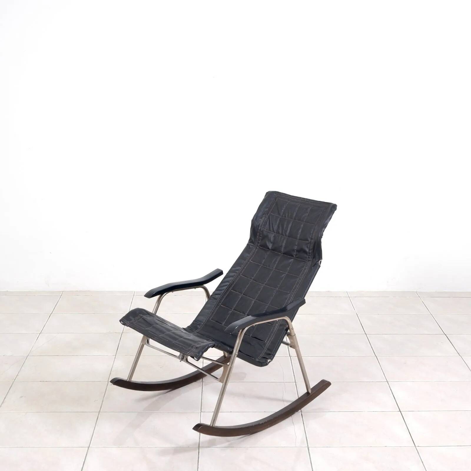 Foldable rocking chair by Takeshi Nii