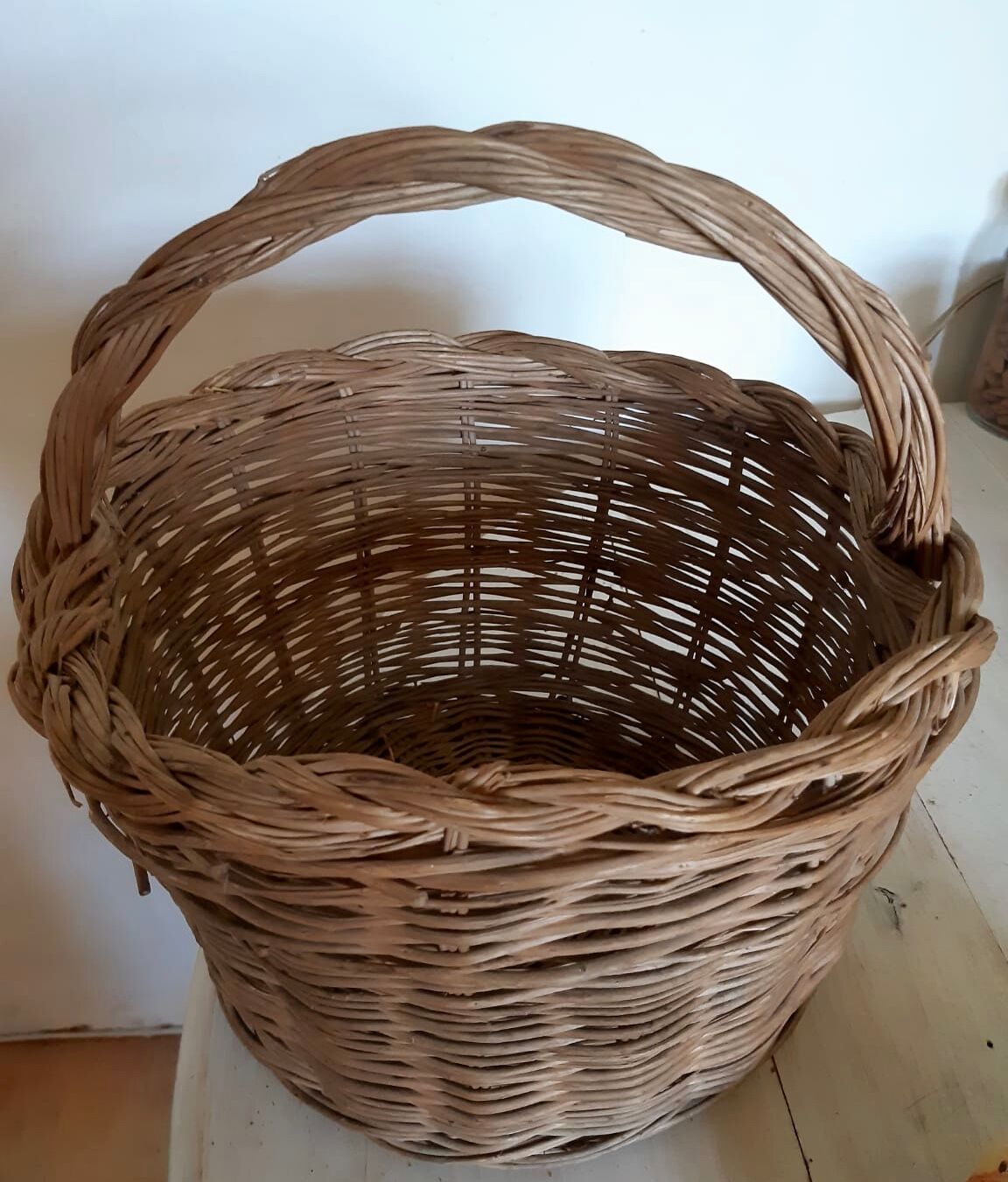 Wicker round basket