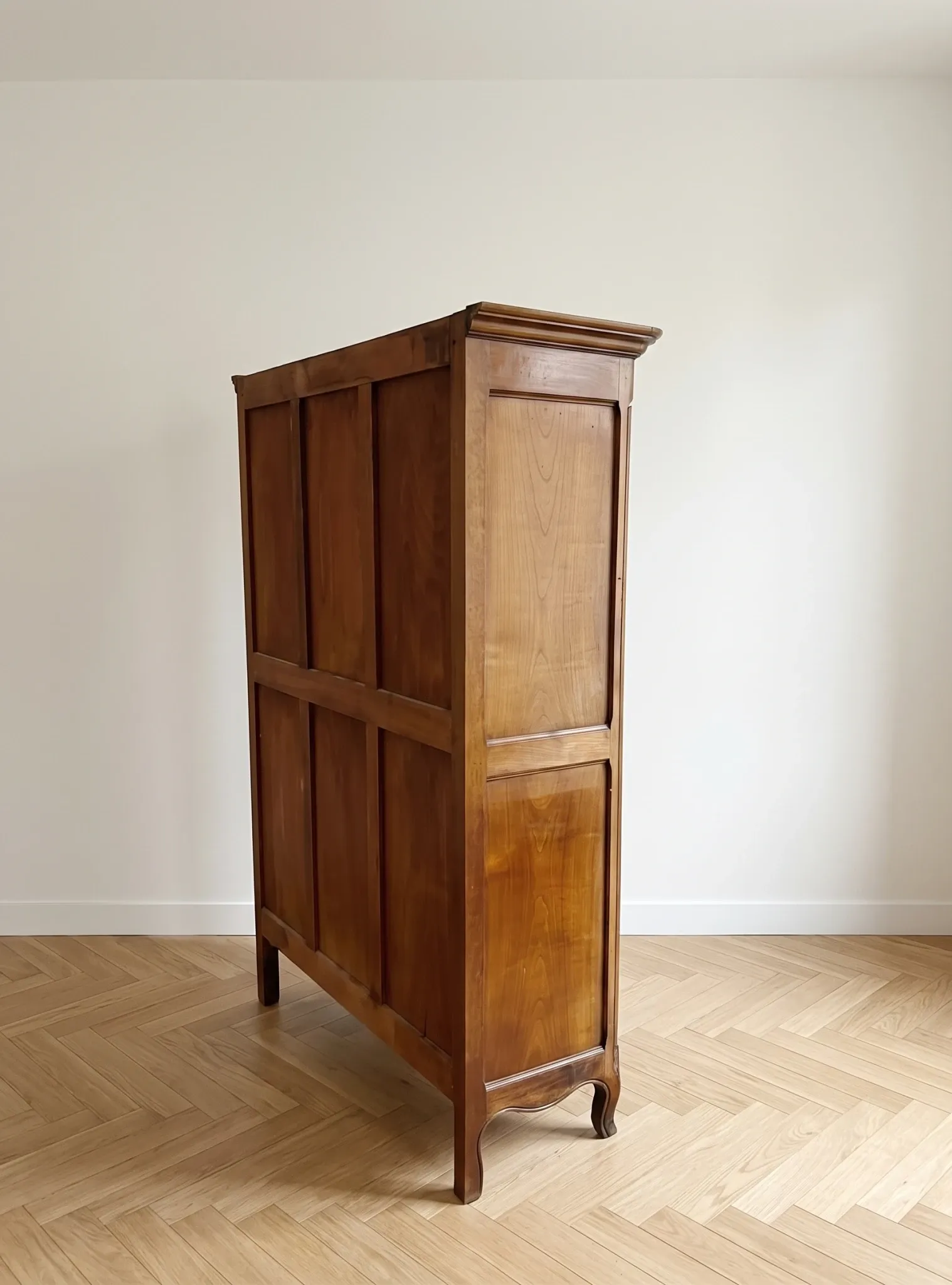 Vitrine en bois de merisier de style Régence