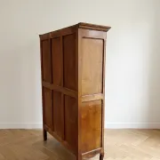 Vitrine en bois de merisier de style Régence