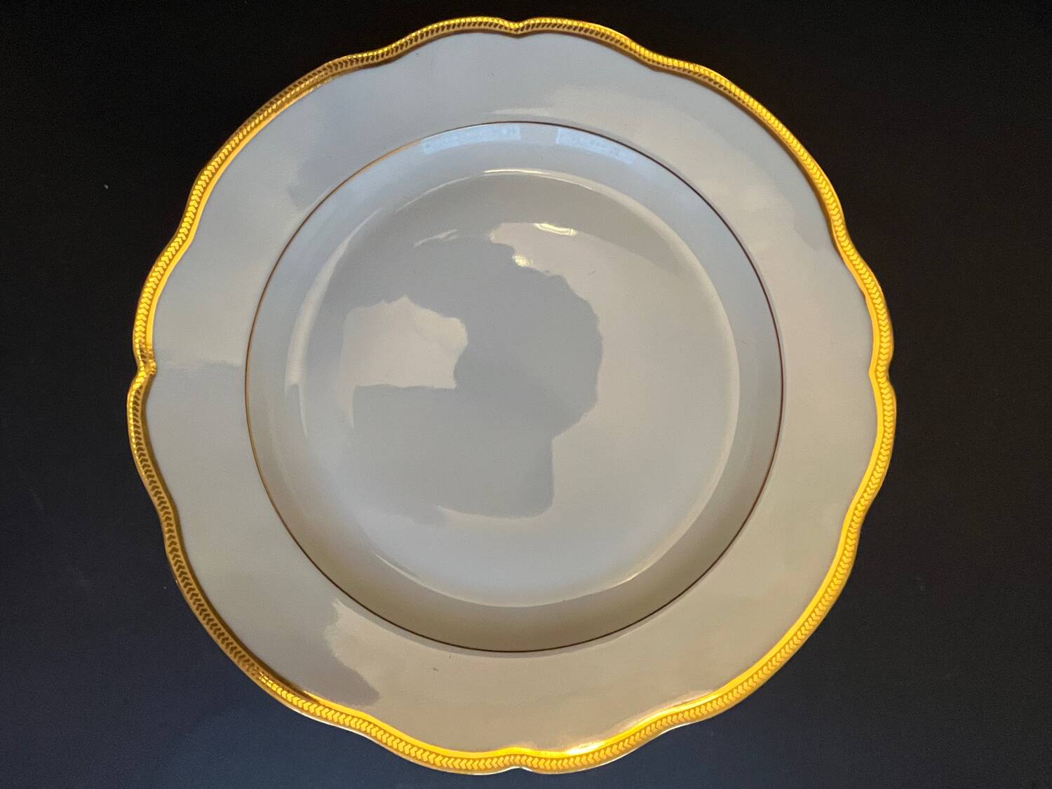 Round dish in fine Limoges porcelain
