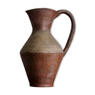 Pitcher in sandstone with cove