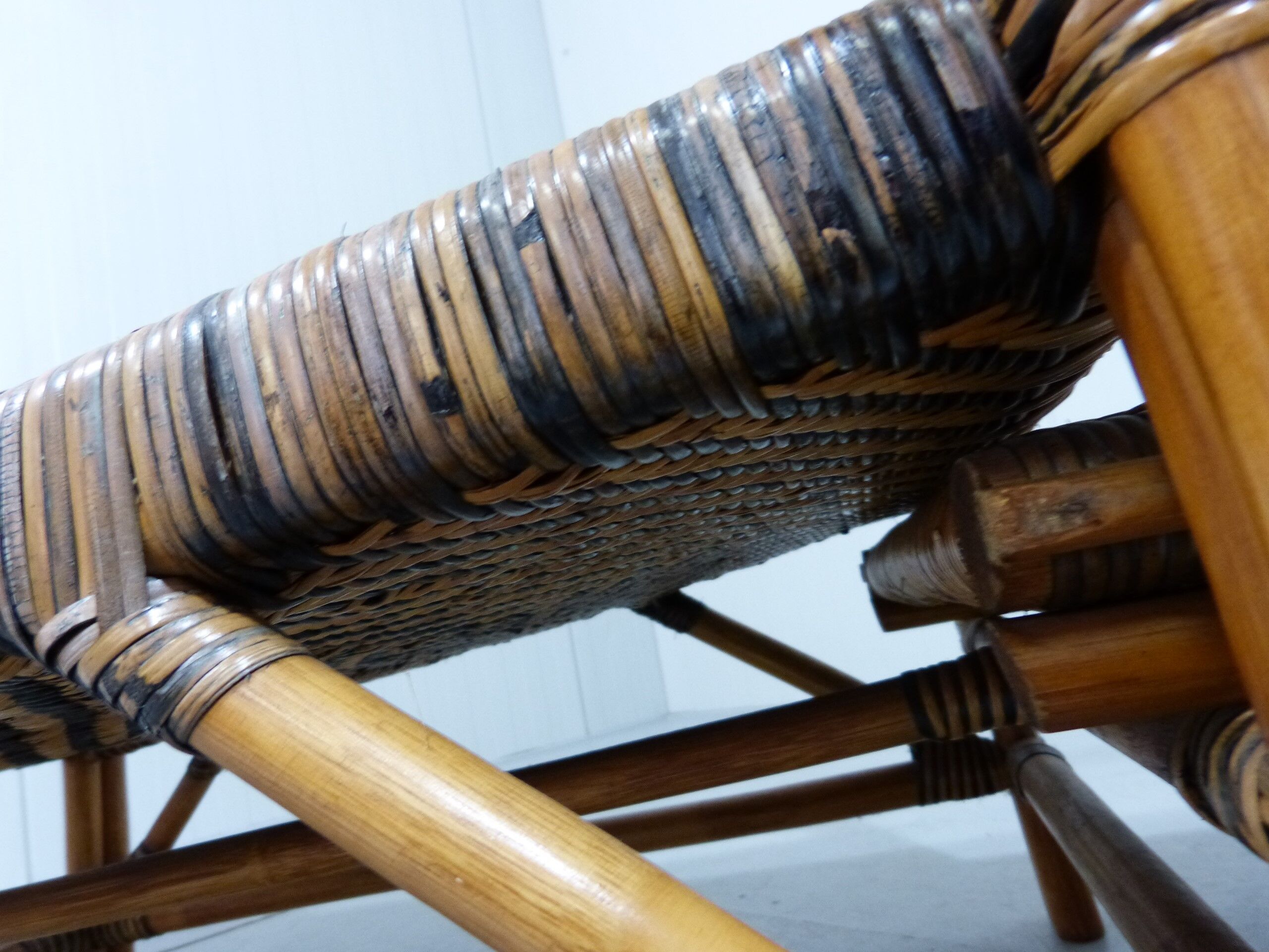 Chaise longue en rotin bicolore du milieu du siècle Années 1960