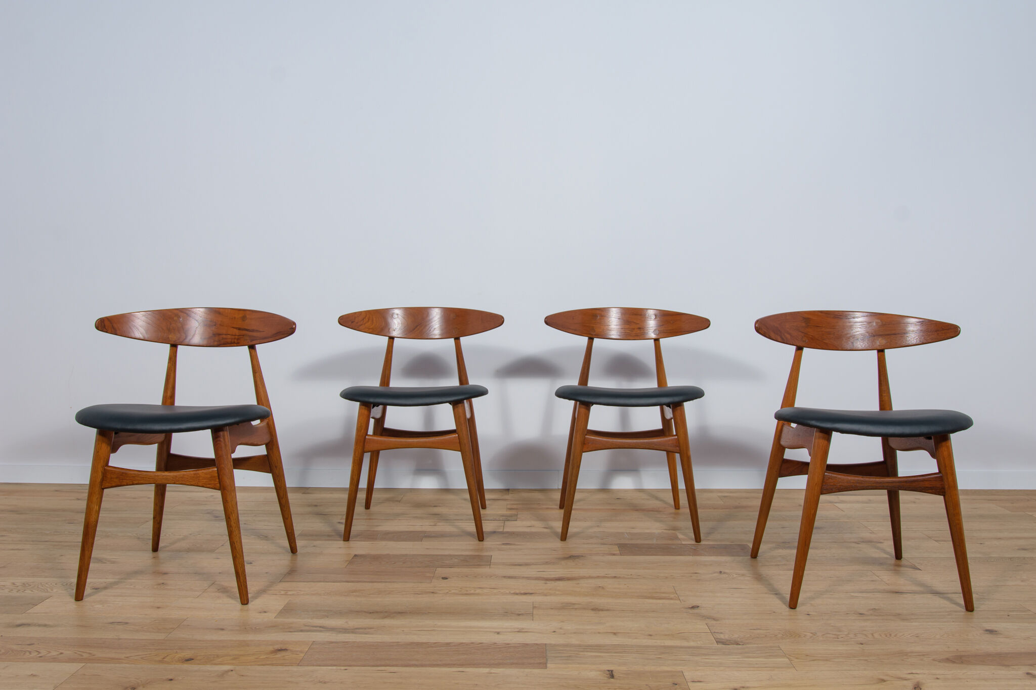 Mid century danish ch33 dining chairs by Hans J. Wegner for Carl Hansen & søn, set of 4