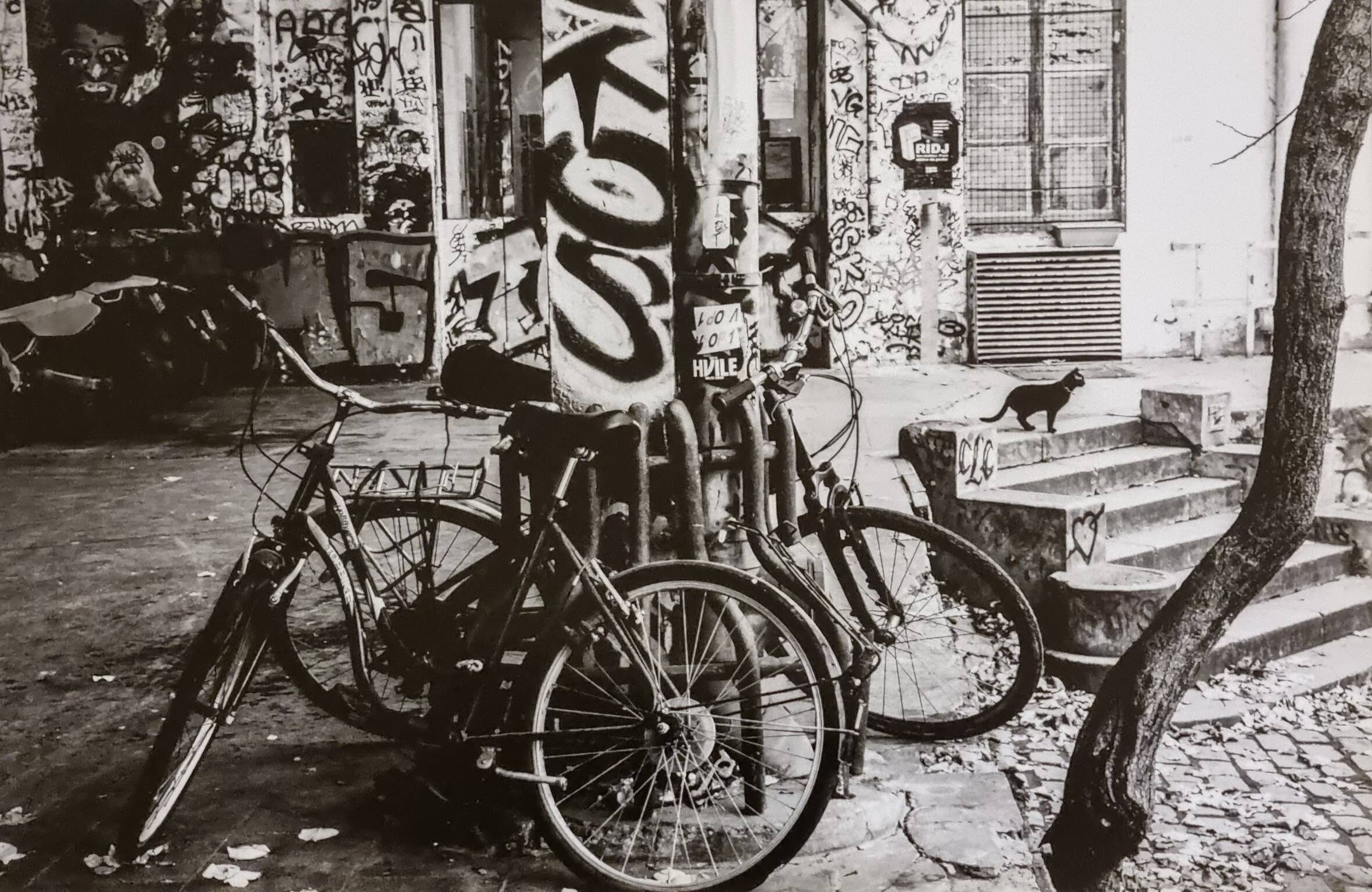 Urban scene with graffiti, vintage silver gelatin print, framed, 42 x 32 cm