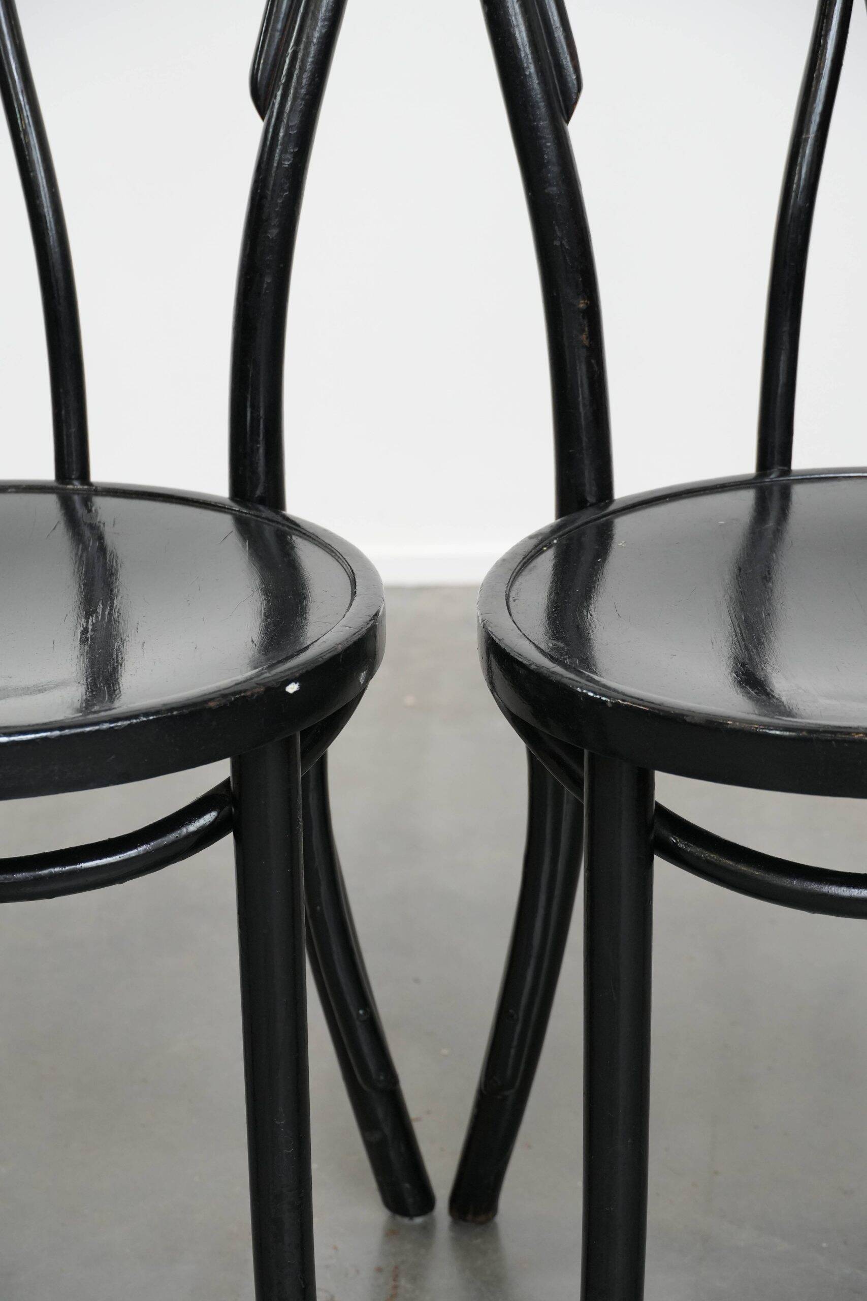 Ensemble de 4 chaises de bistrot noires de style Thonet vintage