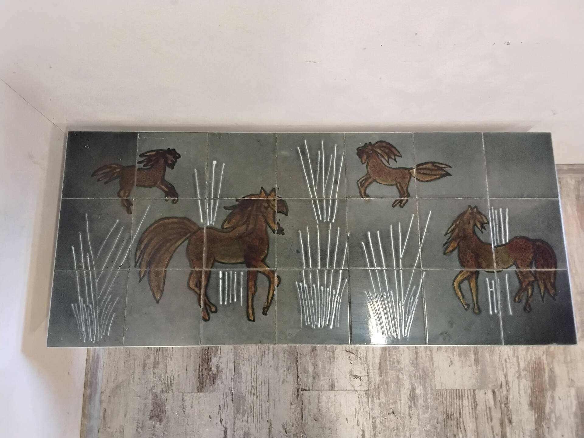 Table basse années 70 à décor de chevaux